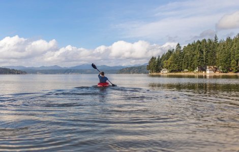 Tanar blocat cu caiacul pe un rau, salvat in ultimul moment/ VIDEO