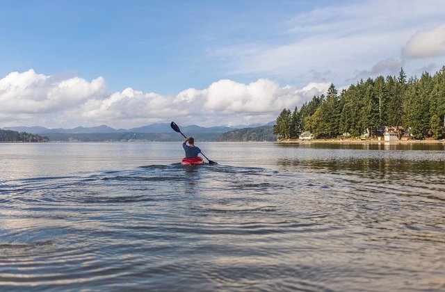 Tanar blocat cu caiacul pe un rau, salvat in ultimul moment/ VIDEO