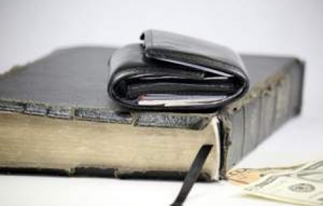 Strategii de marketing pentru a atrage cititori pentru Cartea Sfanta: de la foite de aur la desene manga