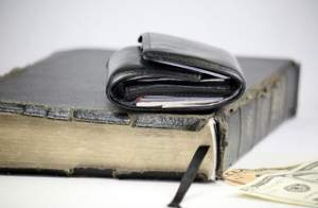 Strategii de marketing pentru a atrage cititori pentru Cartea Sfanta: de la foite de aur la desene manga