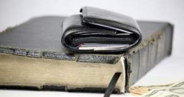 Strategii de marketing pentru a atrage cititori pentru Cartea Sfanta: de la foite de aur la desene manga