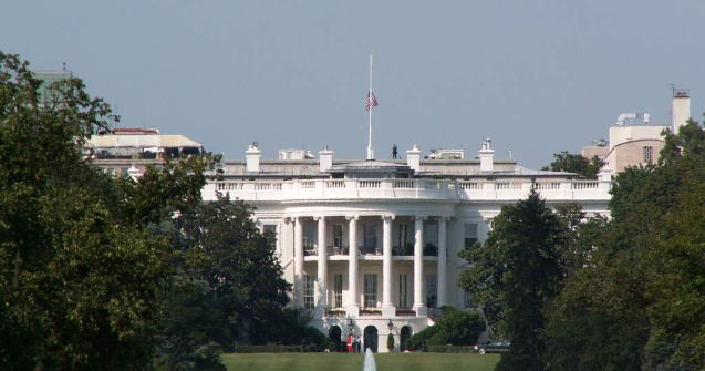  Video  O persoana fara adapost a sarit gardul Casei Albe