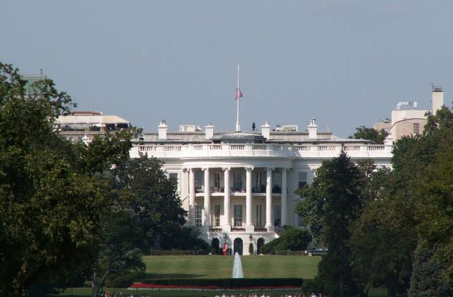 [VIDEO] O persoana fara adapost a sarit gardul Casei Albe