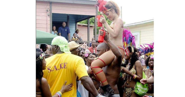  Video  Rihanna promoveaza turismul dezbracata