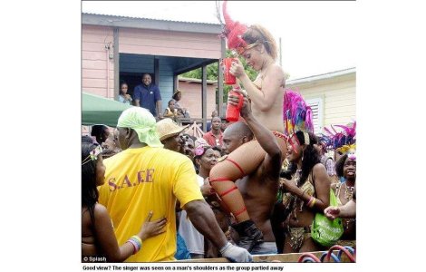  Video  Rihanna promoveaza turismul dezbracata