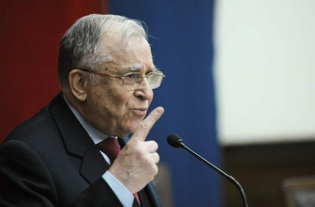 Iliescu: Basescu rastalmaceste Constitutia