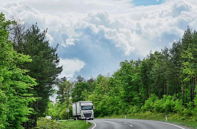 Un camion incarcat cu ciocolata a fost mistuit de flacari