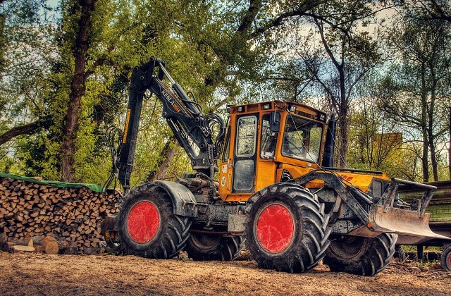 Un barbat in varsta de 45 de ani a murit  in urma unui accident cu tractorul intr-o padure