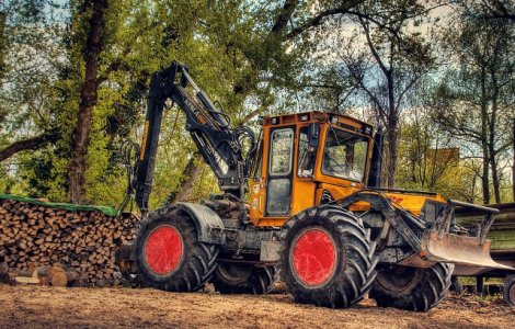 Un barbat in varsta de 45 de ani a murit in urma unui accident cu tractorul intr-o padure