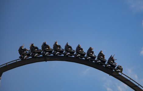 Oameni blocati la inaltime, intr-un montagne russe din Japonia