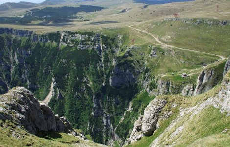 O femeie si bebelusul ei, salvati dintr-o rapa adanca de 10 metri