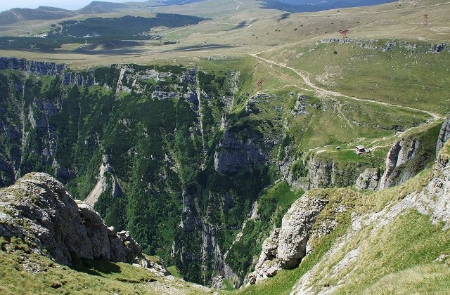 O femeie si bebelusul ei, salvati dintr-o rapa adanca de 10 metri