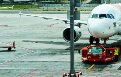 Amenda de 11.000 de dolari pentru un pasager care a actionat usa de urgenta a avionului