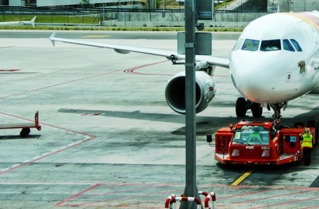 Amenda de 11.000 de dolari pentru un pasager care a actionat usa de urgenta a avionului