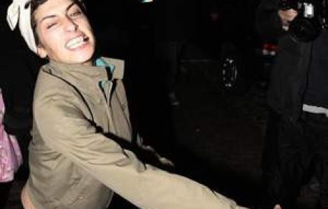 Amy Winehouse se pipaie singura pe plaja