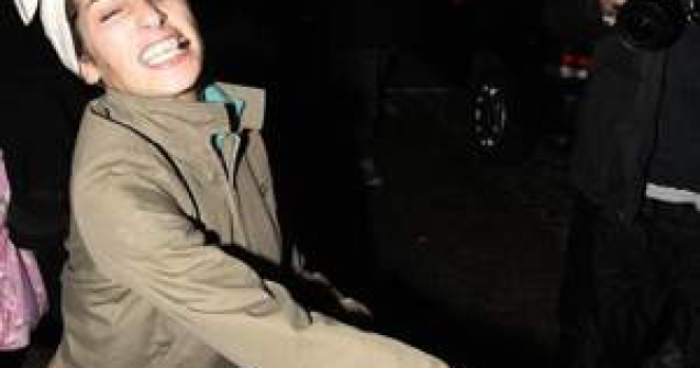 Amy Winehouse se pipaie singura pe plaja