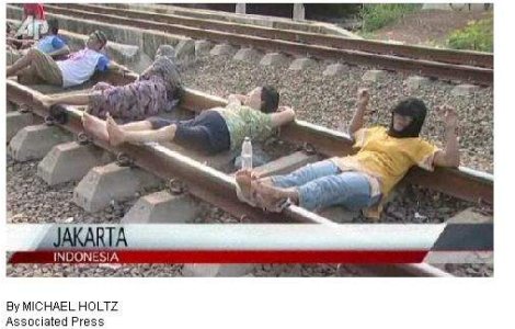  Video  Indonezia: Bolnavii stau pe sinele trenului pentru terapie cu electricitate