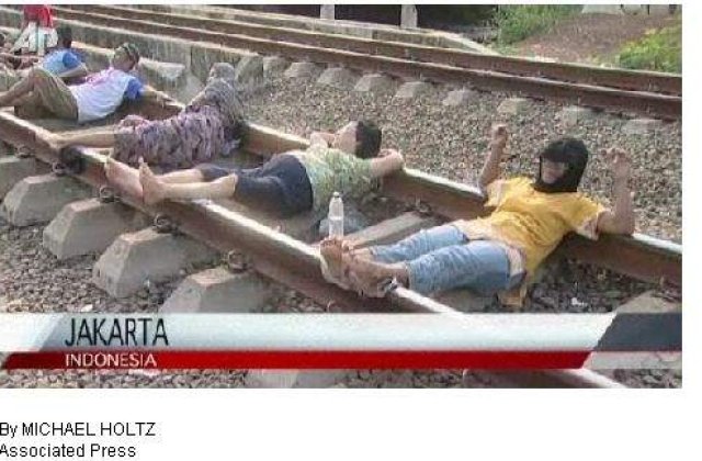 [VIDEO] Indonezia: Bolnavii stau pe sinele trenului pentru terapie cu electricitate