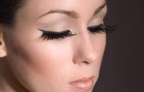  Video  57% dintre femei ar renunta la iubit, dar nu si la machiaj