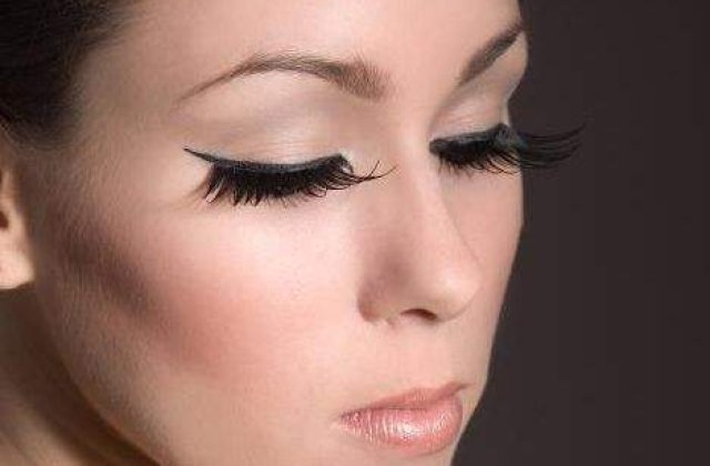 [VIDEO] 57% dintre femei ar renunta la iubit, dar nu si la machiaj