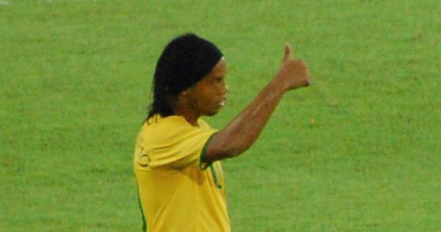 Ronaldinho va primi 100.000 de euro de la un fotomodel