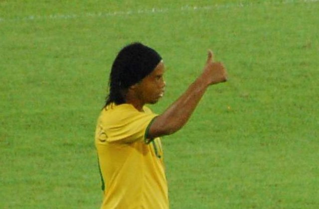 Ronaldinho va primi 100.000 de euro de la un fotomodel
