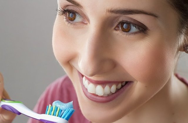 8 greseli pe care sa NU le mai faci atunci cand te speli pe dinti