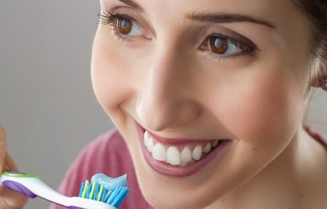  Top  8 greseli pe care sa NU le mai faci atunci cand te speli pe dinti