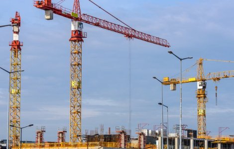 Trei muncitori au fost raniti de bratul rupt al unei macarale in Portul Constanta