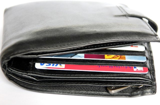 Gestul facut de un barbat care a gasit pe strada un portofel cu documente si bani