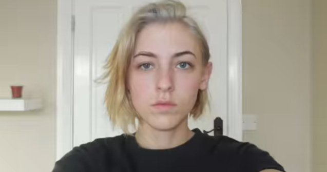 O tanara din Anglia s-a fotografiat timp de opt ani pentru a vedea modul in care a evoluat