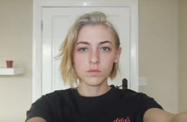 O tanara din Anglia s-a fotografiat timp de opt ani pentru a vedea modul in care a evoluat