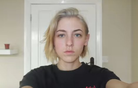 O tanara din Anglia s-a fotografiat timp de opt ani pentru a vedea modul in care a evoluat