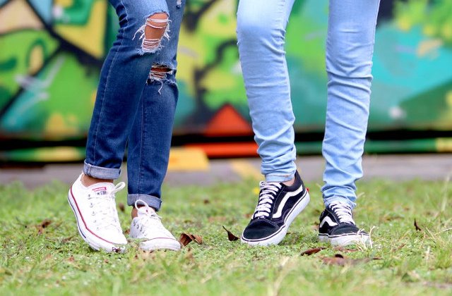 8 trucuri prin care poti face blugii sa arate impecabil si dupa ani de purtari