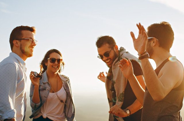 Ce daruieste un barbat calic femeii? 10 bancuri cu si despre persoane zgarcite