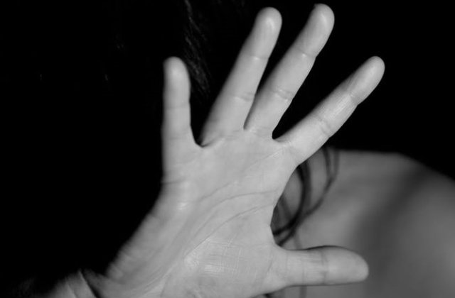 O adolescenta in varsta de 16 ani a fost rapita, violata si arsa de vie