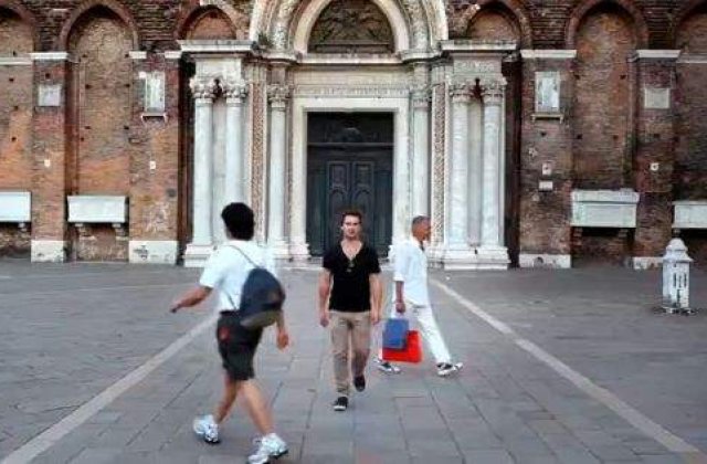 [VIDEO]  3 baieti, 44 de zile, 11 tari - intr-un singur pas