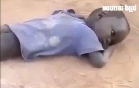  Video  Socant: Doi copii somalezi, lasati sa moara in noroi