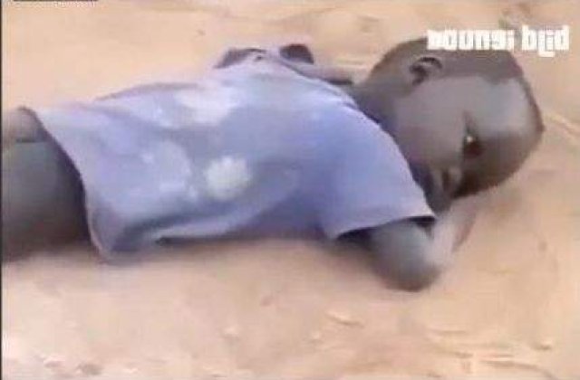 [VIDEO] Socant: Doi copii somalezi, lasati sa moara in noroi