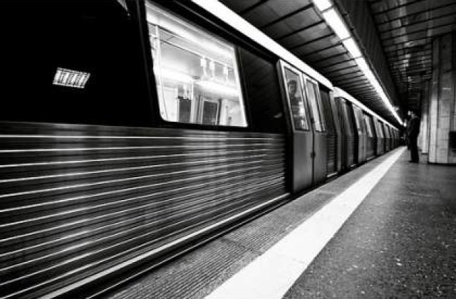 Un barbat s-a aruncat in fata metroului