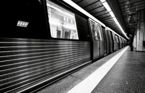 Un barbat s-a aruncat in fata metroului