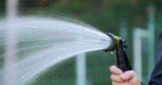 Tineri arestati pentru ca se bateau cu apa intr-un parc