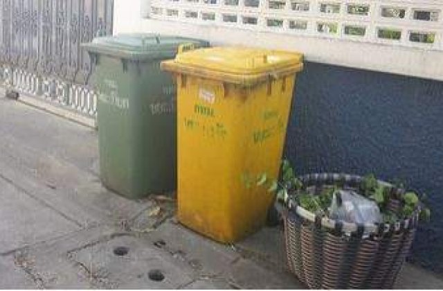 Ce se gaseste in gunoiul romanilor? De la televizoare la...copii!