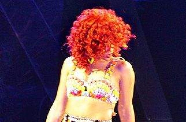 Cati bani lasa Rihanna la coafor