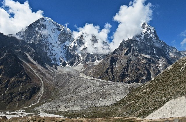 Un alpinist a murit in timpul tentativei de escaladare a muntelui Lobuche din apropiere de Everest