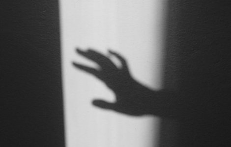 Inca o adolescenta a fost violata, stropita cu benzina si incendiata