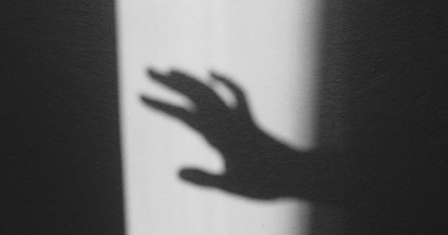 Inca o adolescenta a fost violata, stropita cu benzina si incendiata