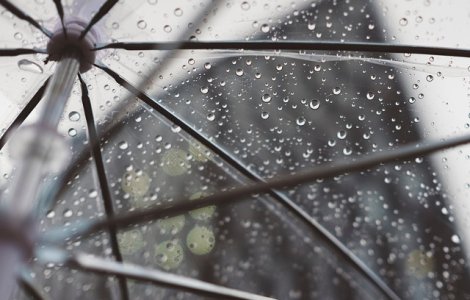 Sase judete, sub cod galben de averse si descarcari electrice