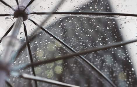 Sase judete, sub cod galben de averse si descarcari electrice