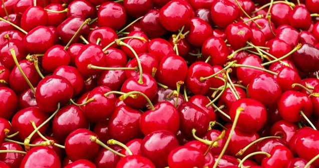 Cirese cu coaja toxica, vandute in hipermarket